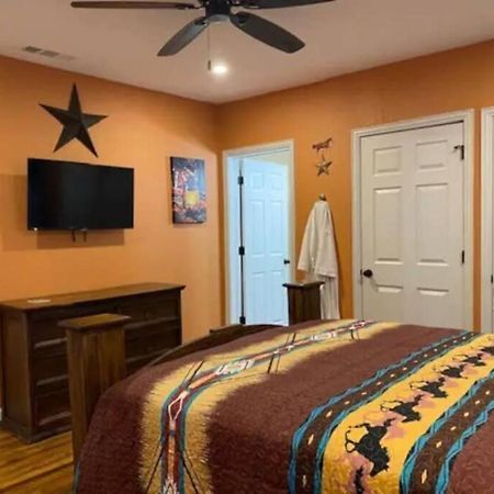 Stockyards!-1 Block Away ! Cowboy Cottage Sleeps 9 Fort Worth Zewnętrze zdjęcie