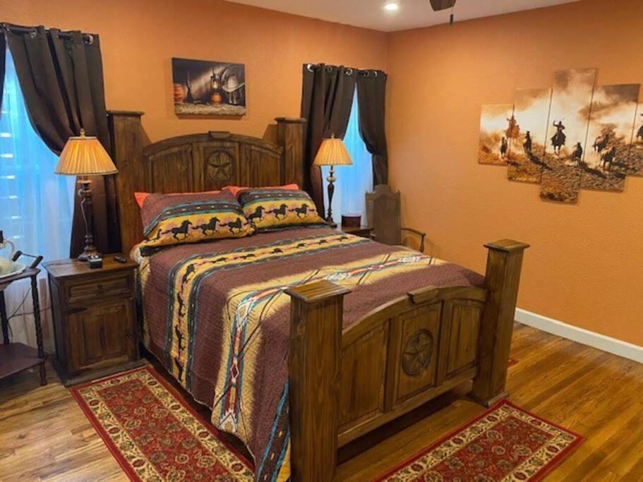 Stockyards!-1 Block Away ! Cowboy Cottage Sleeps 9 Fort Worth Zewnętrze zdjęcie