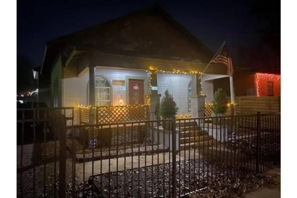 Stockyards!-1 Block Away ! Cowboy Cottage Sleeps 9 Fort Worth Zewnętrze zdjęcie