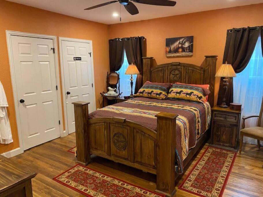 Stockyards!-1 Block Away ! Cowboy Cottage Sleeps 9 Fort Worth Zewnętrze zdjęcie